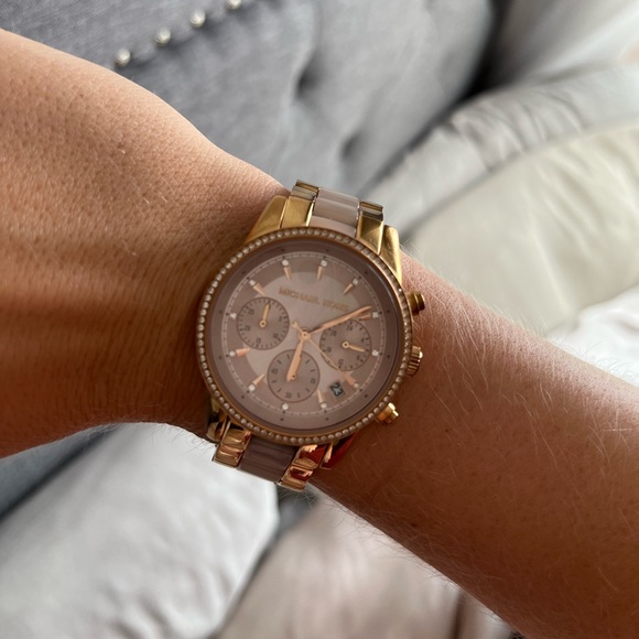Michael Kors Rose Gold watch - Picture 1 of 5